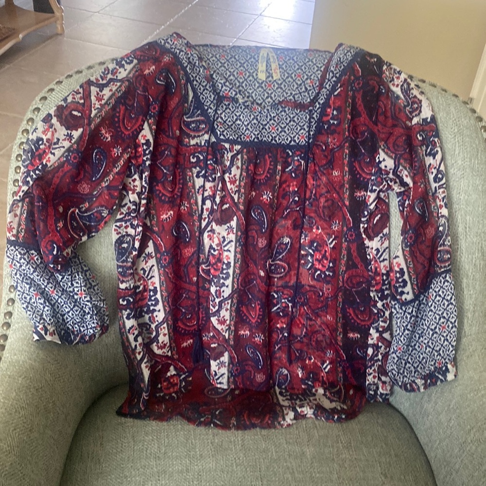 gIrl Krazy Size M 3/4 length sleeves. Tie at top V neck.  Worn once.
